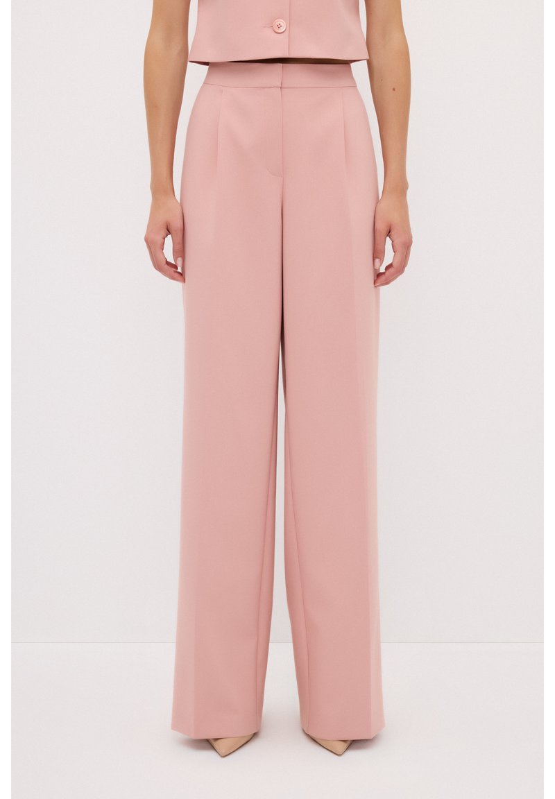 Lichtroze op maat gemaakte broek met wijde pijpen, gemaakt van gladde stof, met voorplooien en een hoge taille voor een gestructureerde silhouette.