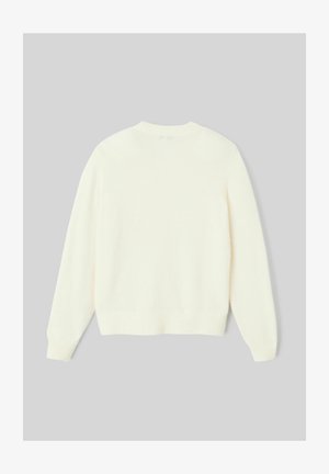 Pull en tricot blanc avec un col rond, des manches longues et un ourlet côtelé. Texture douce sans motifs visibles ni détails matériels.