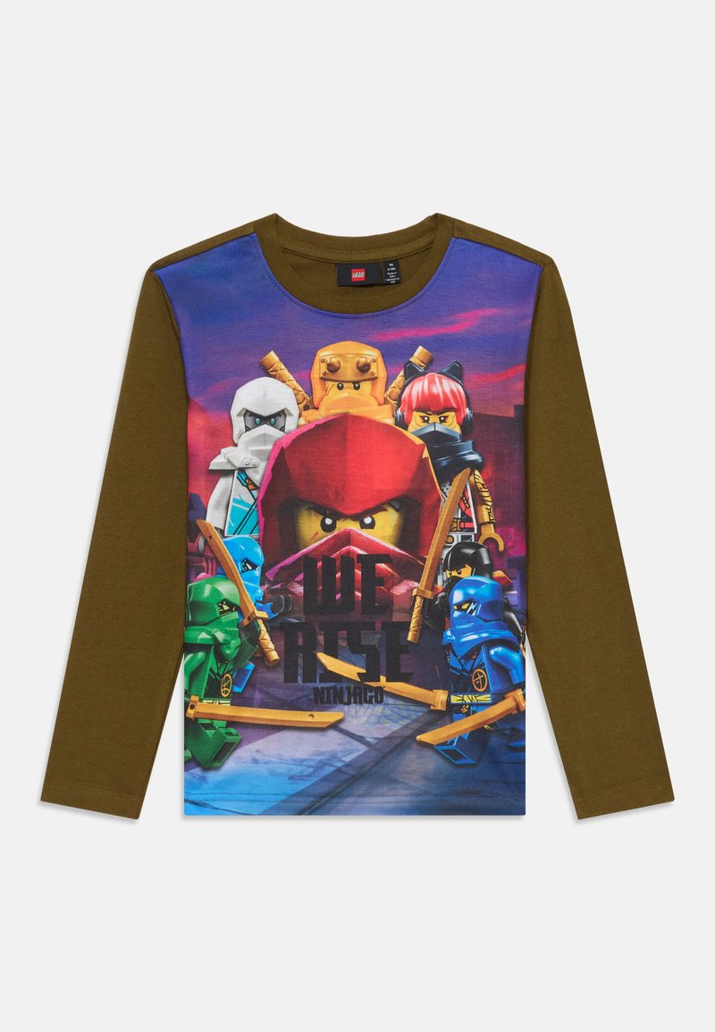Langärmliges, braunes Hemd mit bunten LEGO Ninjago Charakteren, die Schwerter halten, und dem Text "WE RISE" auf der Vorderseite vor einem lila Himmel.
