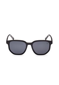 Gafas de sol negras con lentes grises, forma cuadrada y acabado mate. Las varillas presentan un diseño gris veteado para un detalle adicional.