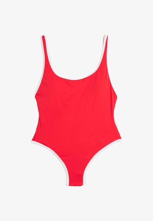 Bañador rojo de una pieza con escote redondeado, ribete blanco en los bordes y un tejido suave y elástico adecuado para actividades acuáticas.