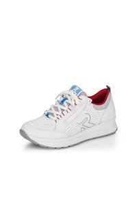 Zapatilla deportiva blanca con acentos grises y diseño perforado. Presenta un interior rojo, cordones azules y un logo en el lateral. Suela de goma texturizada.