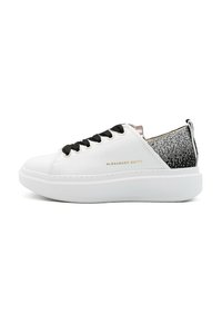 Sneaker bianca con materiale liscio, lacci neri, suola morbida e retro con un motivo testurizzato nero e argento. Logo del brand visibile sul lato.