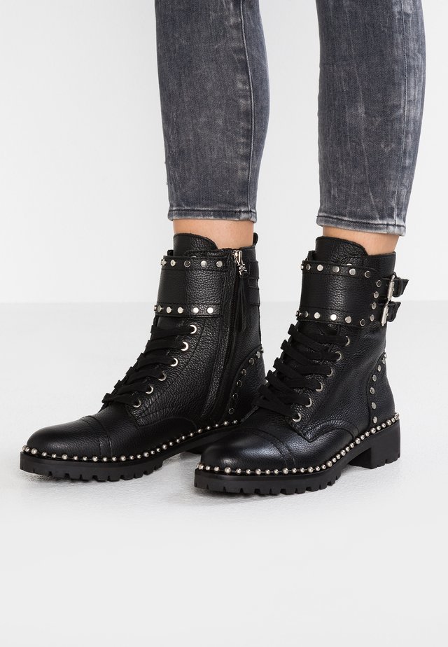 JENNIFER - Botines camperos - black