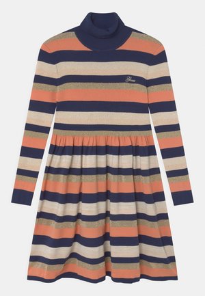 Vestido a rayas en azul marino, coral, crema y dorado. Cuenta con un cuello alto acanalado y una silueta acampanada con cintura fruncida.