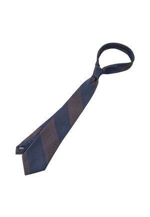 Marineblå og mørk brun bredstripete silkeslips bundet i en løs knute mot en hvit bakgrunn.