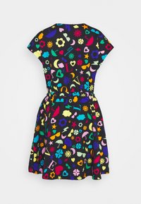 Lyhythihainen musta mekko, jossa on monivärinen kuvio symboleista, mukaan lukien sydämet, aurinko ja kukat, ja siinä on joustava vyötärö.