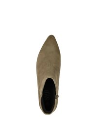 Slanke, puntige enkellaars in olijfgroen suede met een zijrits voor eenvoudig aan- en uittrekken. Heeft een gladde textuur en een minimalistisch ontwerp.