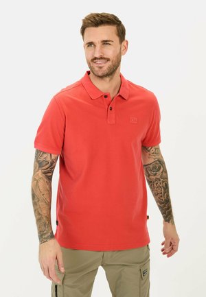 Rød bomulds polo skjorte med krave, to sorte knapper og et diskret logo. Korte ærmer, glat tekstur og en afslappet pasform.