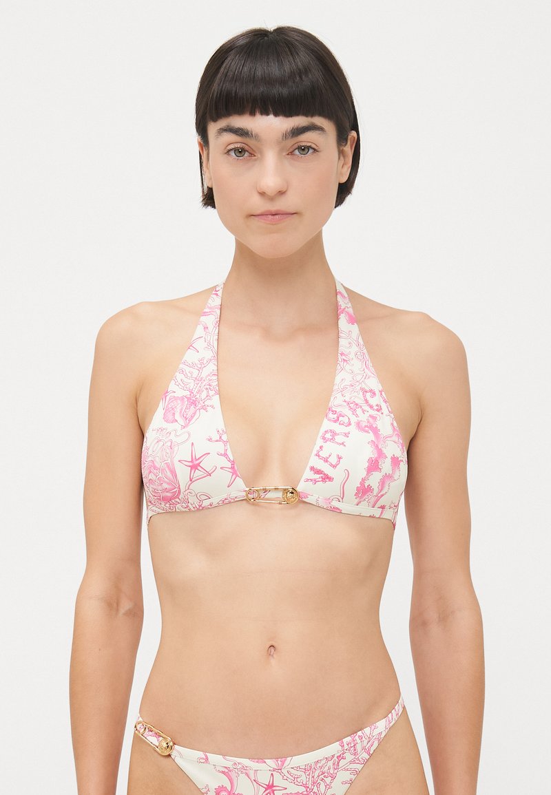 Ružový bikinový set s vzorom, ktorý obsahuje halter top so zlatými doplnkami, vyrobený z hladkej tkaniny s námornými motívmi.