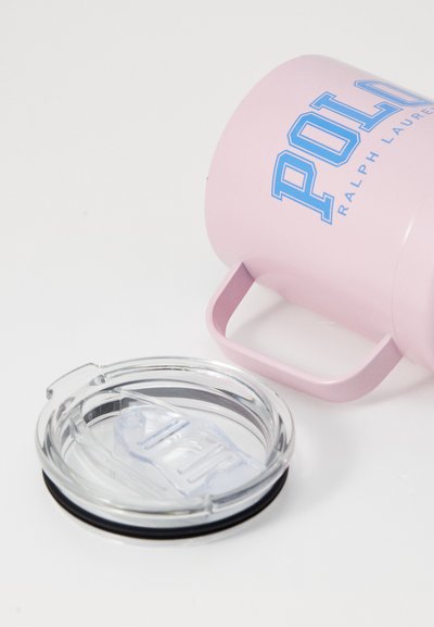 Pink stainless steel mug with a handle, featuring blue "POLO RALPH LAUREN" text. Includes a transparent lid with a black silicone band.