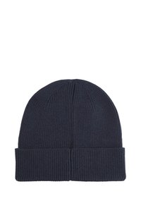 Marineblå strikket hue med vertikal ribstruktur og opkrøllet kant. Blødt stof, designet til varme og komfort.