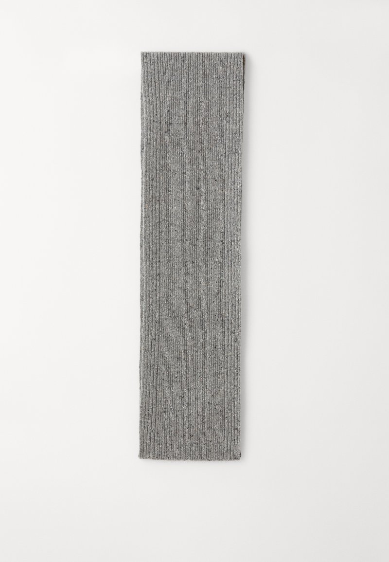 Grå rutig halsduk av mjukt textil, avlång rektangulär form, med en subtil textur med ljusa prickar genom hela.