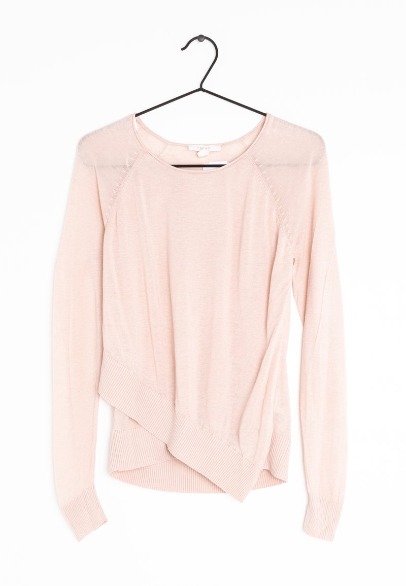 Ljusrosa långärmad tröja gjord av mjukt material med ribbat avslut. Har en diagonalt sömdetalj och rund halsringning. Hänger på en svart krok.