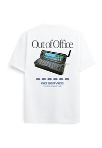 Λευκό μπλουζάκι με το κείμενο "Out of Office" και γραφικό ενός παλιού τηλέφωνου τύπου flip που δείχνει μια παραθαλάσσια σκηνή, με το κείμενο "No Service On Vacation Club" από κάτω.