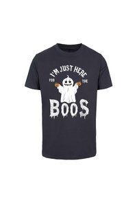Svart bomullströja med en grafik av ett spöke och pumpor, texten "Jag är bara här för BOOS" i droppande vit stil.