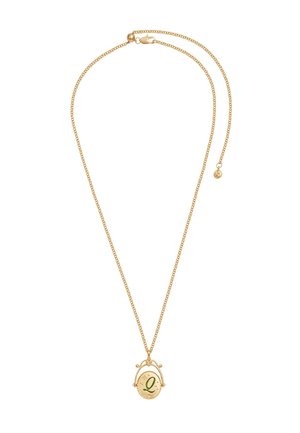 Delikatna zlatna ogrlica s ovalnim privjeskom na kojem je zelena slovo "Q" okruženo sitnim zvjezdicama.