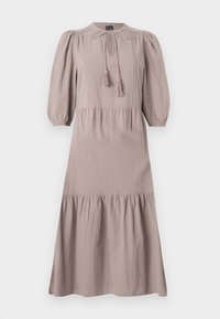 Maxiklänning i mjuk taupe-färg med rund hals, plisserade detaljer, puffärmar och ett lager på lager-skirt. Har en dragsko med tofsar.