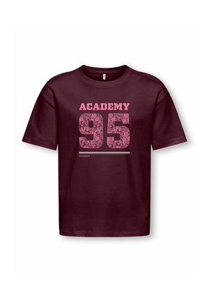 Tumesinine lühikeste varrukatega T-särk roosa tekstiga "ACADEMY" ja suur mustriga number "95" ees, allosas väikese "BE AUTHENTIC" reaga.