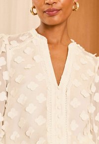 Love & Roses REGULAR FIT - 3D FLORAL V-NECK LONG SLEEVE  - Blúzka - ivory