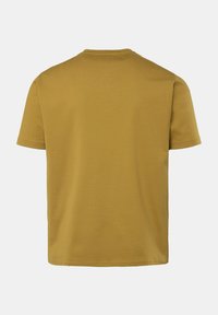 T-shirt a maniche corte di colore giallo senape realizzato in un tessuto morbido e liscio. Collo a giro e orlo dritto senza loghi o decorazioni visibili.