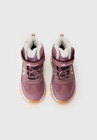 Bottes d'hiver violettes en matériau synthétique, dotées d'une doublure en polaire, d'une sangle Velcro, de lacets ronds et d'une semelle en caoutchouc texturée.