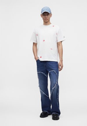 Carne Bollente, PRACTICE MAKES PERFECT UNISEX - T-shirt print - white