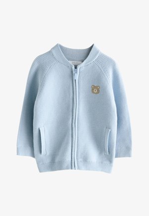 Jasnoniebieski dziergany sweterek dla niemowląt z zamkiem z przodu, prążkowanymi mankietami i dołem, dwoma bocznymi kieszeniami oraz małą brązową łatką w kształcie misia na piersi.