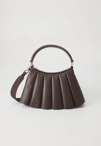 Brun, plisseret håndtaske lavet af glat læder med et rundt håndtag og en justerbar rem, der fremhæver et tekstureret design.