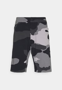 Kamouflage-short i nyanser av svart, grått och ljusgrått. Tillverkade av strukturerad tyg med knappstängning och sidofickor, knälång design.