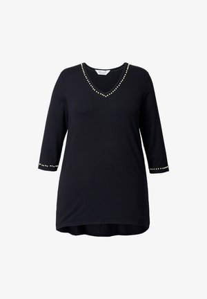 Schwarze Langarm-Tunika mit einem V-Ausschnitt, der mit perlenähnlichen Verzierungen am Kragen und an den Ärmeln geschmückt ist. Glatte Stofftextur.