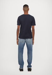 DOUBLE A BY W.W. ACE CHEST PRINT UNISEX - Triko s potiskem - dark navy