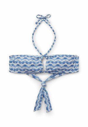 Niebiesko-biały bandeau bikini z wzorem w zygzak, z wiązaniem na szyi i z tyłu, wiązane na supeł z przodu na białym tle.