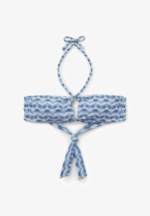 Niebiesko-biały bandeau bikini z wzorem w zygzak, z wiązaniem na szyi i z tyłu, wiązane na supeł z przodu na białym tle.