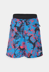 Blå simshorts med ett svart och rosa abstrakt hajmönster, med ett elastiskt midjeband och sidofickor för bekvämlighet.