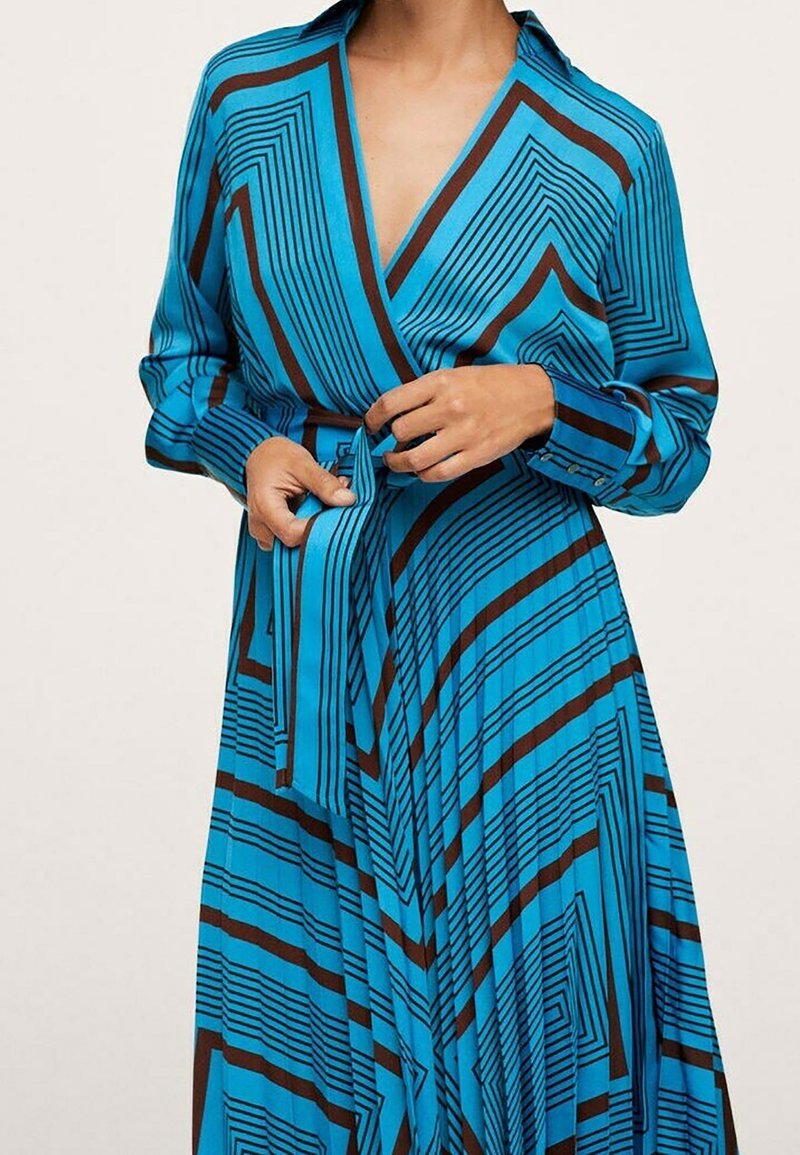 Vestido envolvente azul de manga larga con rayas marrones verticales y diagonales, un cuello y un lazo de tela en la cintura.