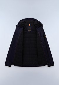 Giubbotto nautico con cappuccio, foderato in velluto nero trapuntato, dettagli arancioni e un'etichetta rettangolare. L'esterno è liscio, con una zip nascosta.