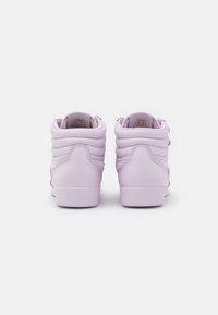 Hög-top sneakers i ljuslila läder med vadderade kragar, texturerade detaljer och en slät gummisula; minimal varumärkeslogotyp på baksidan.