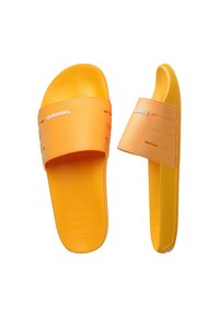 Sandales-slide orange vif avec semelles texturées et larges brides, une chaussure vue de dessus, l'autre de côté.