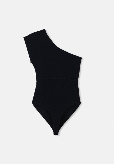 Melnas viengabala peldkostīms ar vienu plecu, fakturētu ribotu audumu, augstiem griezumiem kājās un pieguļošu siluetu.