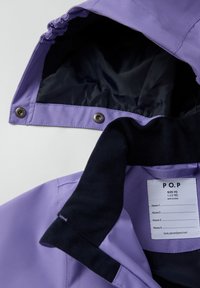 Lila kinderjack maat 92 met zwarte fleece kraag en afneembare capuchon die met drukknoopjes is bevestigd, label met maat- en zorgdetails.