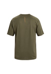 Olivegrünes T-Shirt mit kurzen Ärmeln, aus glattem Stoff. Verfügt über einen einfachen Rundhalsausschnitt und ein kleines orangenes Logo, das auf der oberen Rückseite aufgedruckt ist.