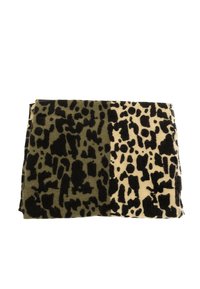 Plaid léopard en tissu doux et texturé, dans des nuances de beige et de noir, avec un motif distinctif sur sa surface.