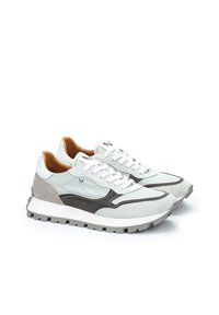 Zapatillas con cordones que presentan una mezcla de ante gris y malla, con acentos en blanco y una suela de goma estriada. Detalles de costura notables a lo largo de los lados.
