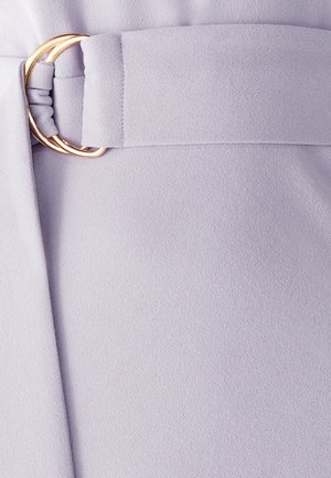 Lichtpaarse stof met een gladde textuur heeft een riem met een gouden cirkelvormige gesp. Het ontwerp benadrukt een gestructureerde silhouette.