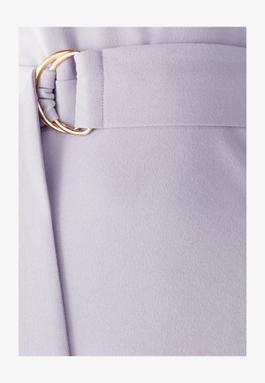 Heled lilla kangas sujuva tekstuuriga, millel on vöö kuldse ümmarguse pandlaga. Kujundus rõhutab struktureeritud siluetti.