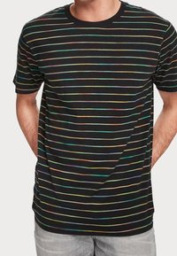 Sort kortærmet t-shirt med tynde, flerfarvede vandrette striber. Lavet af blødt stof med rund halsudskæring og normal pasform.