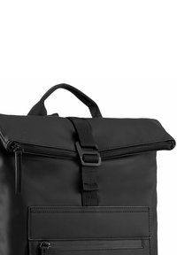 Zaino nera a rullo con chiusura a zip, tracolla regolabile e tasca frontale. Realizzato in materiale liscio e resistente all'acqua.