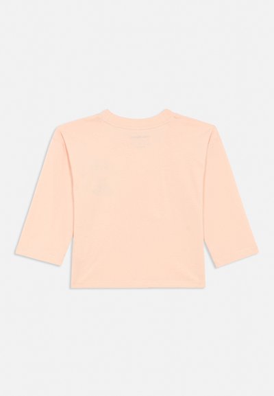 Hellpfirsichfarbenes Langarm-Toddler-Shirt mit Rundhalsausschnitt und dreiknöpfigem Druckverschluss an der Schulter, Rückansicht.