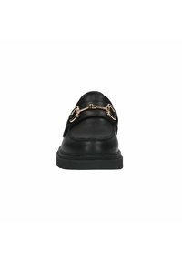 Zwarte leren loafers met een platte zool, een voorkeursband met metalen kettingaccenten en een gladde textuur. Minimalistisch ontwerp zonder patronen.